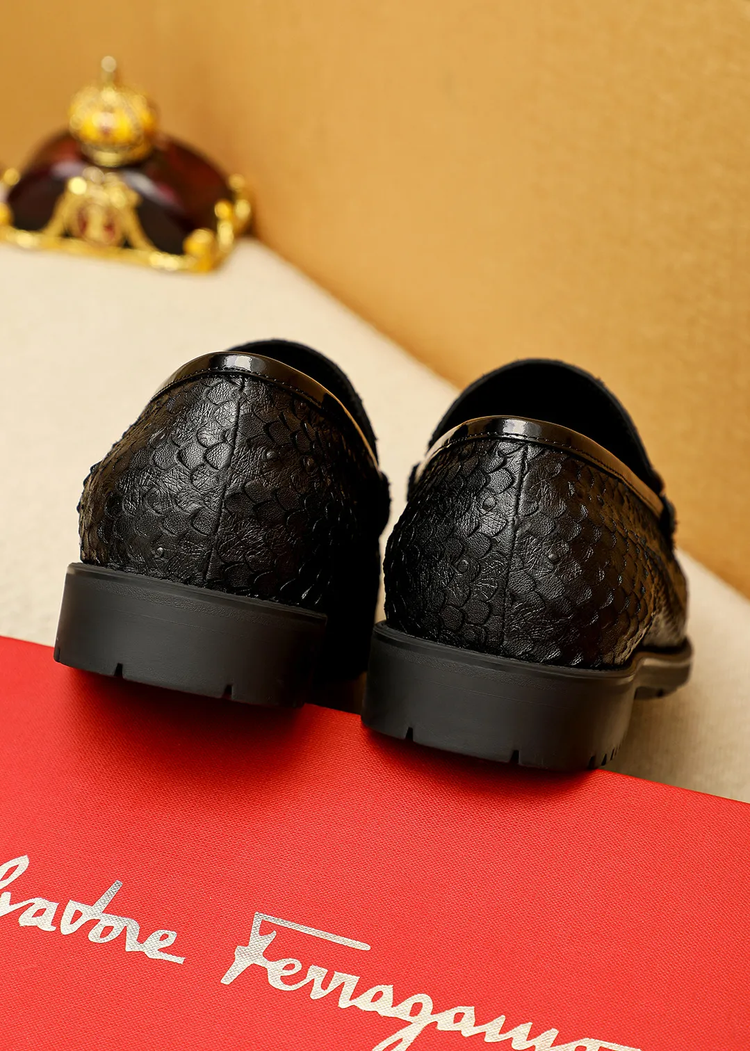 Men's shoes 💰520 💐 Product trademark: Ferragamo "Ferragamo" casual leather shoes Regular size: 38-44 (45.46🉑️customized) Product materials: Selected imported first-layer calfskin embossed upper + original hardware buckle, imported water-dyed cow leather lining. Strong three-dimensional visual effect, original outsole color: 1⃣️color optional
